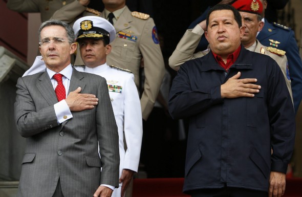 El presidente Hugo Chávez con su homólogo colombiano Álvaro Uribe.EFE